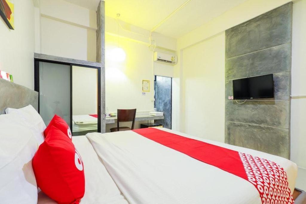 Oyo 412 7 Days Hotel Chiang Mai Exterior photo