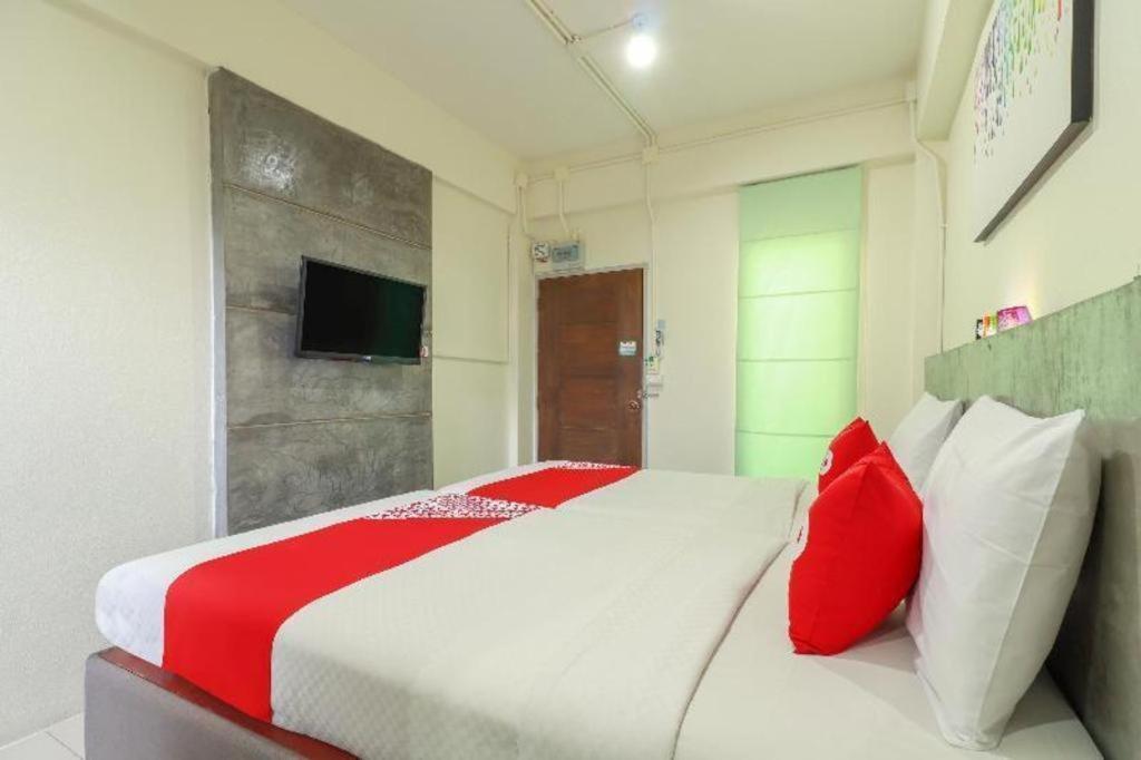 Oyo 412 7 Days Hotel Chiang Mai Exterior photo